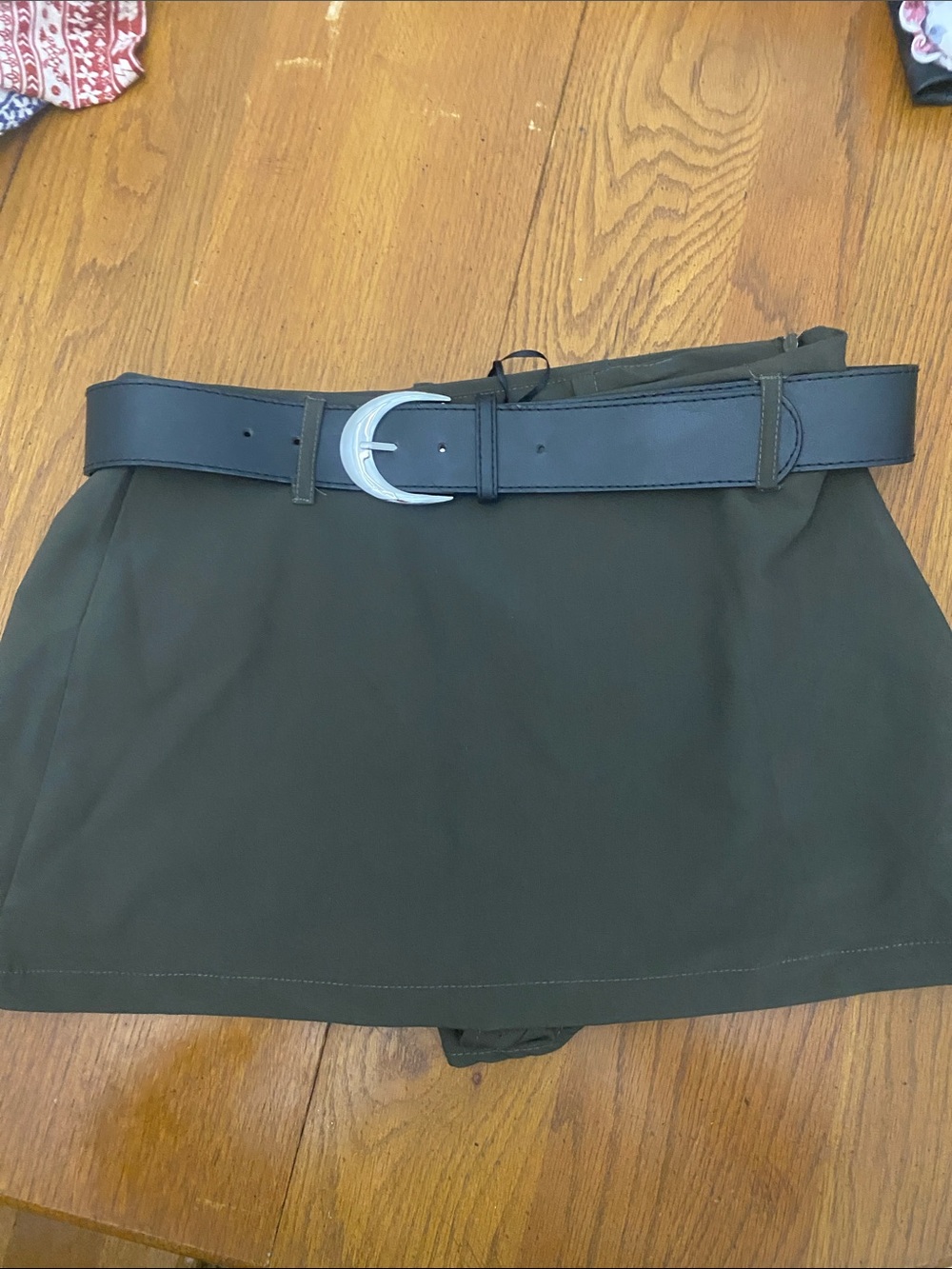 Mila & Tiff Olive Green Skorts Shorts  with Black Belt Size L. NWT